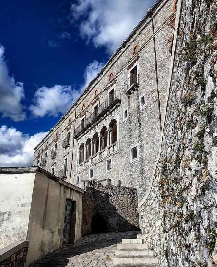 Monolocale Nel Centro Storico Bed & Breakfast Aieta Exterior photo